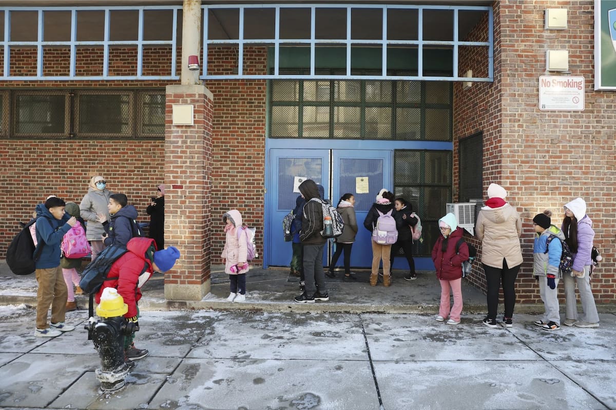 Redadas en Chicago: escuelas e iglesias toman esta decisión para proteger a los migrantes de las deportaciones