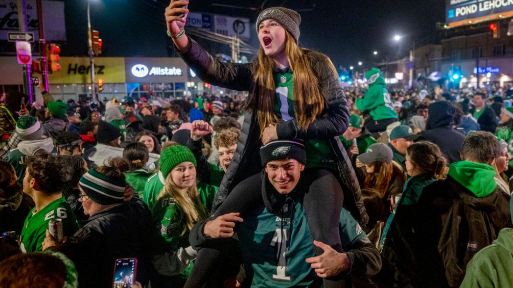 aficionados-inundan-calles-de-philadelphia-celebrando-el-pase-al-super-bowl-lix