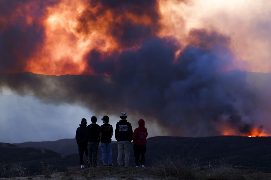 Miles de evacuados por Hughes, el nuevo incendio de gran virulencia cerca de Los Ángeles – EFE