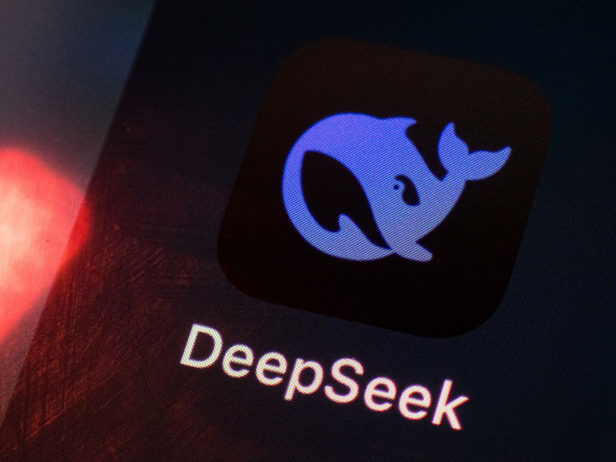 DeepSeek, la app china líder en descargas que desafía a la industria de la IA: cómo funciona y qué ventajas tiene sobre ChatGPT