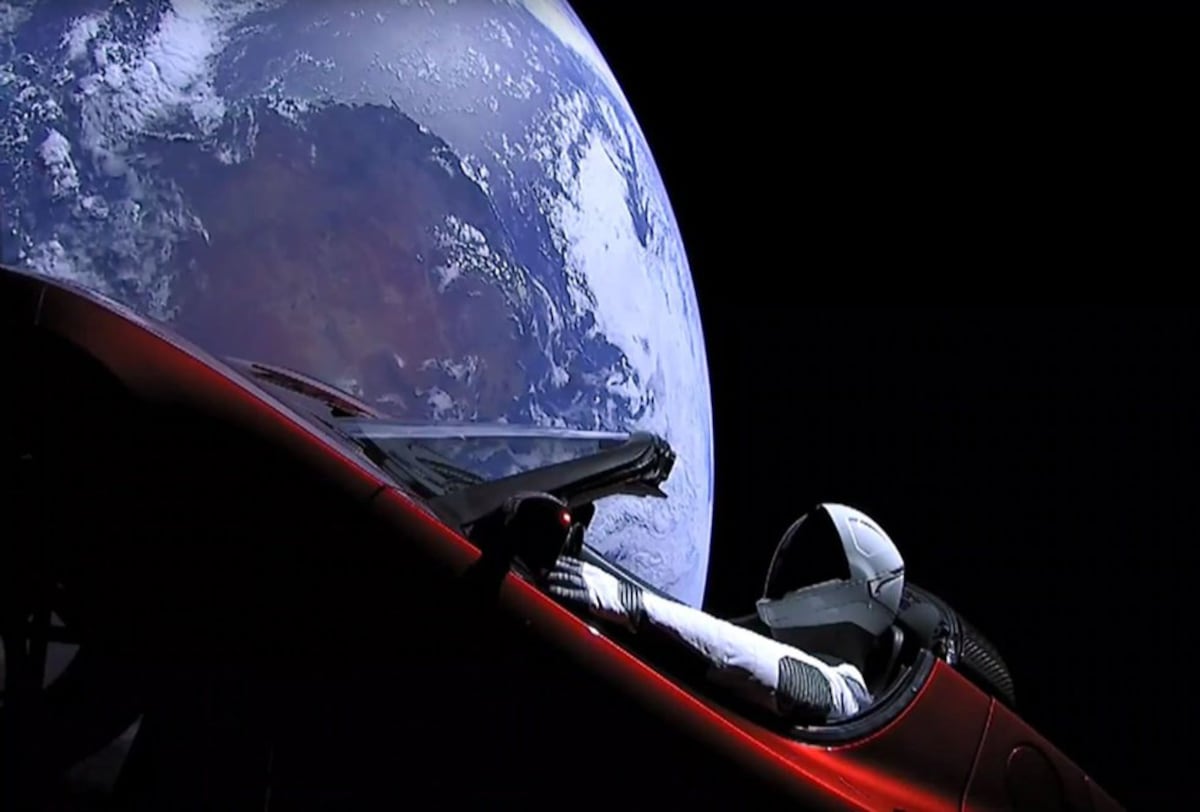 No era un asteroide, sino un coche: el Tesla que Elon Musk lanzó al espacio confunde a los astrónomos