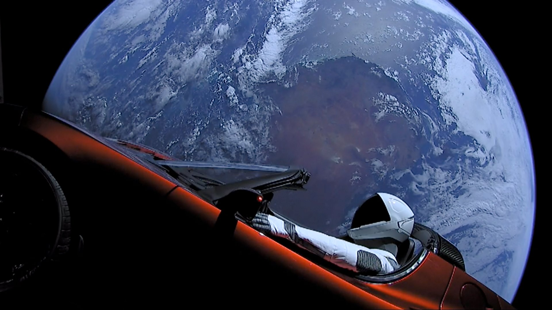 El Tesla Roadster de Elon Musk no solo sigue de una pieza: está sembrando el caos en el espacio