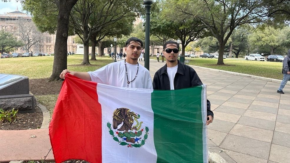 Manifestantes llenan Capitolio de Texas en protesta contra políticas migratorias de Trump