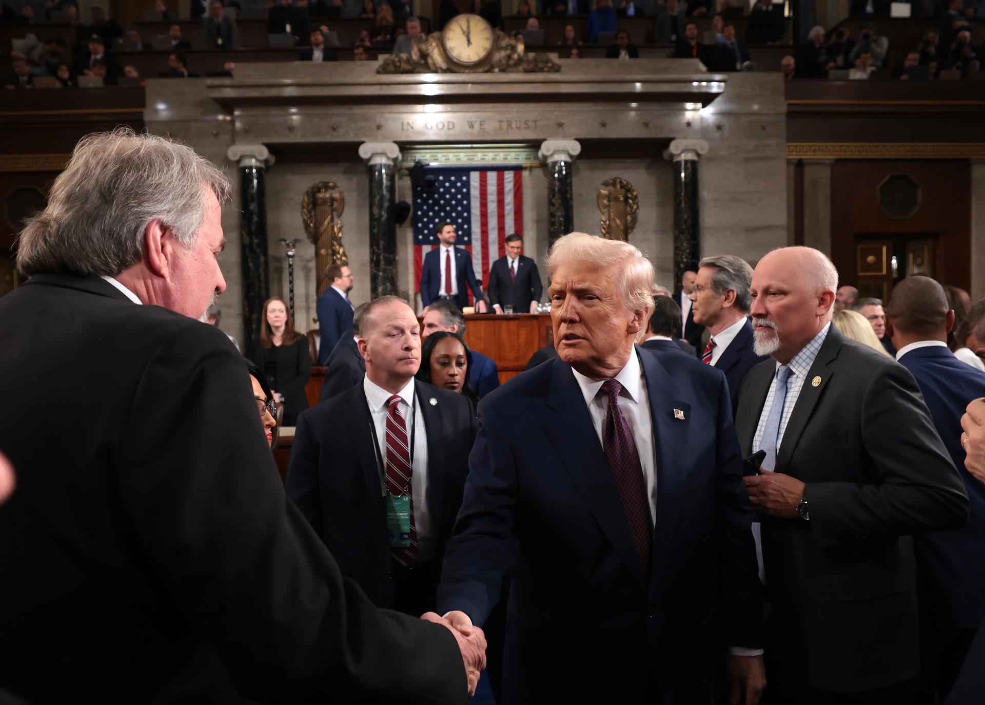 Trump reivindica sus aranceles y manda señales a Ucrania en una bronca sesión del Congreso