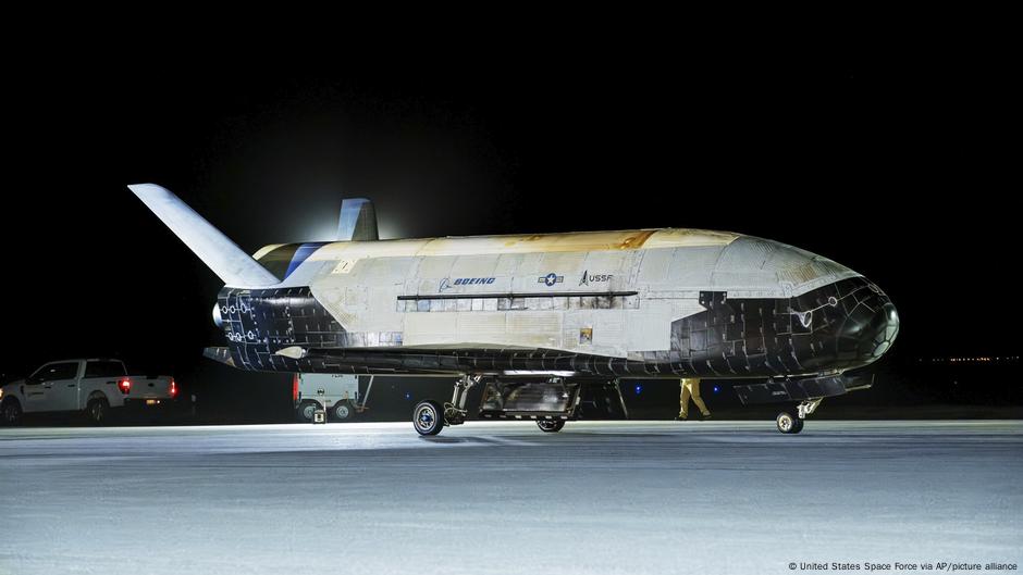 Nave secreta X-37B vuelve a la Tierra tras meses en órbita – DW – 12/03/2025