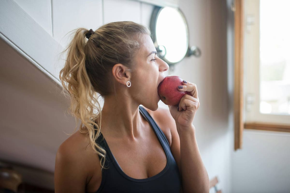 El hábito que aumenta de peso aun haciendo ejercicio y comiendo bien, según los especialistas